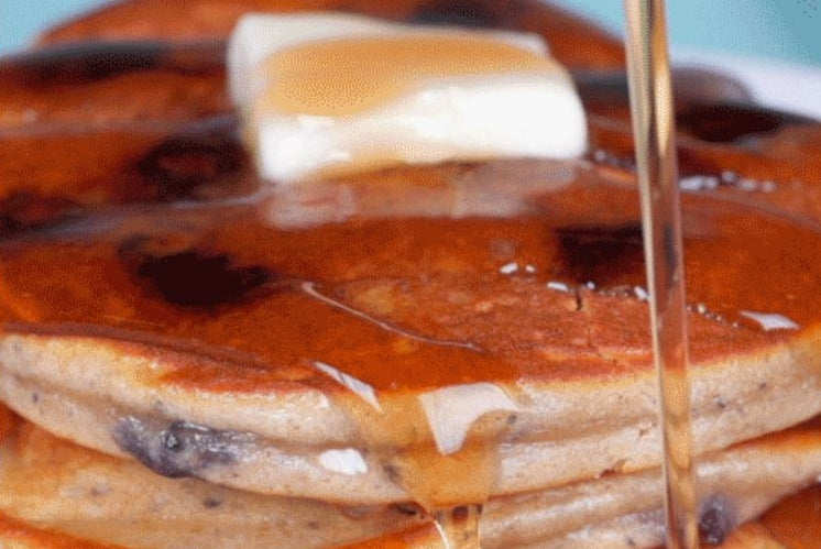 Prepara estos pancakes de proteína de arándanos para tu próximo brunch familiar
