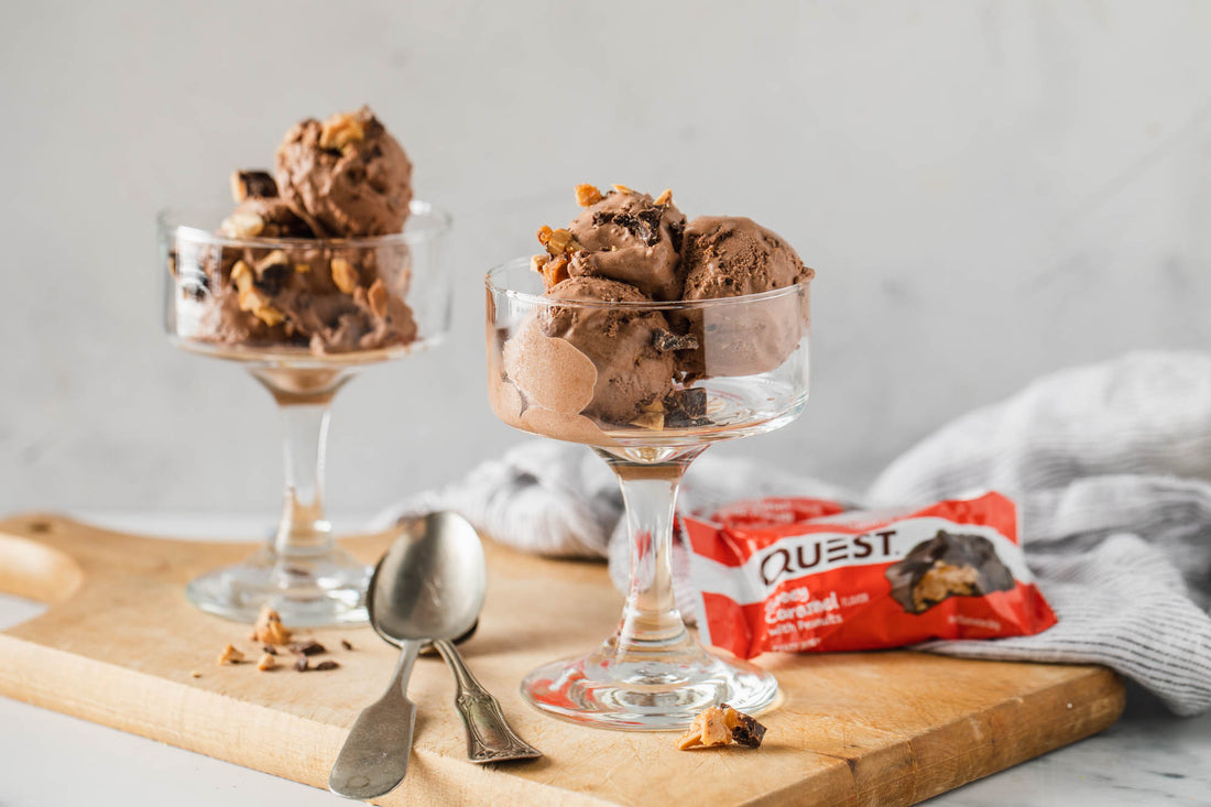 Helado de chocolate casero con bocaditos de caramelo Quest